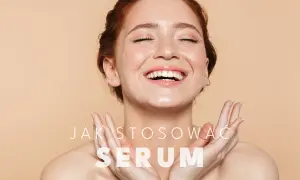 Uśmiechnięta kobieta z piegami, pokazująca, jak stosować serum do twarzy.