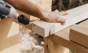 Kotwa do słupa drewnianego: poradnik wyboru i montażu. Uniknij błędów!