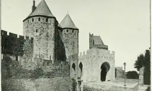Vue des remparts de Carcassonne, un lieu chargé d'histoire, où le passé murmure des récits de batailles et de décès.