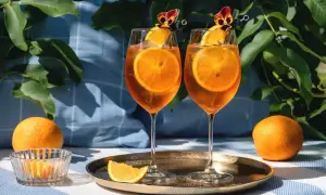 Dwa Aperol Spritz z pomarańczą i kwiatkiem. Idealne na lato, łatwo dowiedzieć się, aperol jak zrobić.