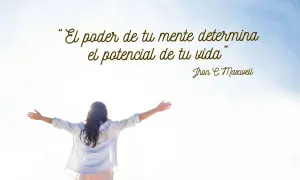 Mujer con brazos extendidos bajo un cielo azul, inspirada por sabias frases de psicología positiva: "El poder de tu mente determina el potencial de tu vida".