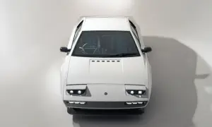 Biały Lotus Esprit z lat 70. z charakterystycznymi podnoszonymi światłami i kratkowaną tapicerką.