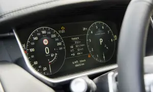 Na wyświetlaczu samochodu widać spalanie: 10.1 l/100km. Silnik 2.0 benzyna.