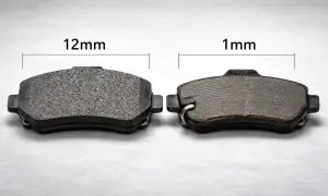 Comparaison de deux plaquettes de frein : une neuve de 12mm et une usée de 1mm.