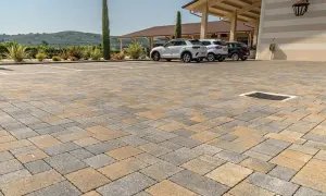 Parcheggio con pavimentazione in autobloccanti carrabili, ideale per esterni. Le auto sono parcheggiate su un pavimento resistente e bello.