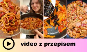 Kolorowy makaron udon z kurczakiem i warzywami, przygotowany według prostego przepisu. Wideo z przepisem.