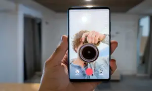 Zrzut ekranu telefonu z aplikacją do nagrywania wideo. Mężczyzna robi sobie selfie z aparatem.