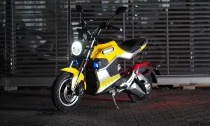 Żółty, nowoczesny motocykl, idealny jako motocykl dla 50 latka. Stylowy design i elektryczne napędy.