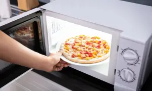 Jak zrobić pizzę w mikrofali? Chrupiący spód w 5 minut!