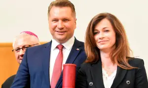 Przemysław Czarnek z żoną, Katarzyną, podczas uroczystości. Z tyłu widoczny biskup.