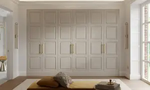 Elegant PAX garderob med paneldörrar och guldfärgade handtag. Perfekt pax garderob inspiration för ett lyxigt sovrum.