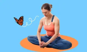 Donna in posizione farfalla yoga, con una farfalla arancione che vola accanto.