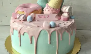 Jak zrobić tort? Ten tort z polewą, piankami, donutami i rożkiem lodowym to marzenie! Idealny na urodziny Zuzi.