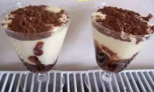 Deux coupes de tiramisu Nutella, garnies de cacao, sur un radiateur.