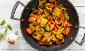 Peperoni in padella, colorati e succosi, cotti con aglio e menta.