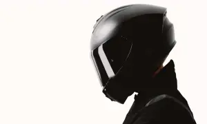 Czarny kask motocyklowy z przyciemnianą szybką. Zastanawiasz się, jaki kask motocyklowy wybrać? Ten model to stylowa i bezpieczna opcja.