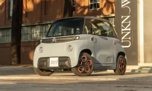 Citroën Ami, un veicolo elettrico compatto, mostra le sue prestazioni urbane con un design audace e ruote arancioni.