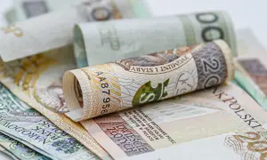 Zwijane polskie banknoty, w tym 200 zł, na białym tle. Może to być wizualizacja do tabeli 13 emerytura 2026.