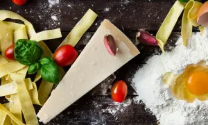 Jakie sery zamiast parmezanu? Odkryj pyszne alternatywy dla siebie