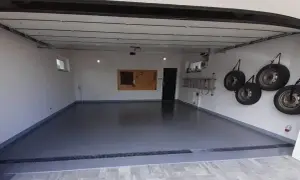 Nowa, lśniąca podłoga z żywicy w garażu. Sprawdź, jaka jest podłoga z żywicy cena za metr, by odmienić swoje wnętrze.