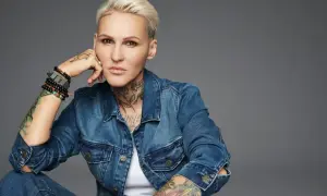 Agnieszka Chylińska w dżinsowej kurtce, z tatuażami i bransoletkami, w pozie sugerującej "never ending sorry".