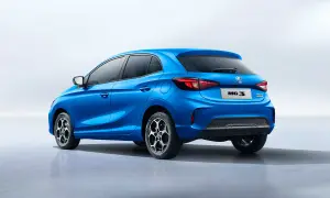 Niebieski MG3 Hybrid z tyłu, z widocznym napisem MG3 Hybrid na klapie bagażnika.