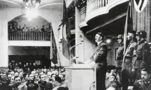 Hitler spricht vor jubelndem Publikum. Ein Attentat auf Hitler 1939 scheiterte. Soldaten stehen Spalier.