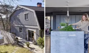Ett grått egnahemshus från 40-talet med träfasad och altan vid vattnet. I köket arrangerar en kvinna grönska på en marmorö.