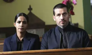 Två utredare sitter i en kyrkbänk, redo att lösa nästa fall i denna brittiska kriminalserie.