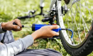 Jak napompować oponę bezdętkową w rowerze bez problemów i błędów