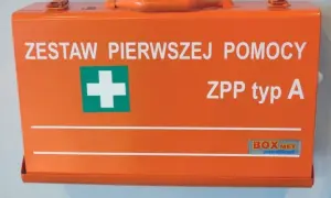 Apteczka w aucie: Czy jest obowiązkowa? Sprawdź przepisy i skład.