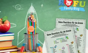 Eine Rakete aus Buntstiften und ein Apfel auf Büchern vor einer Tafel mit einer Raketenzeichnung. Eine "Klassenlehrer Checkliste" für den Schulranzen liegt daneben.