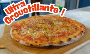 Une pizza ultra croustillante, parfaite pour une recette pâte à pizza fine. Son bord doré et sa garniture généreuse invitent à la dégustation.