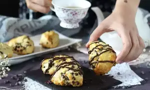 Chokladchips scones, perfekta till fikat. Ett enkelt scones recept för hembakade godsaker.