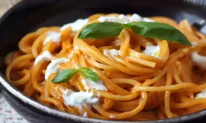 Krämig burrata pasta med tomatsås och färsk basilika. Enkel och god vardagsrätt.