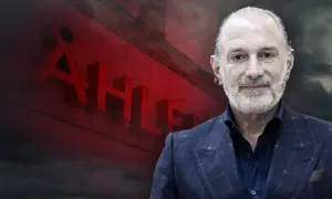 Ayaad Al Saffar framför Åhléns varuhus i rött ljus.