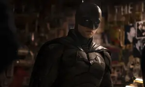 Robert Pattinson jako Batman, jeden z wielu utalentowanych aktorów wcielających się w Mrocznego Rycerza.