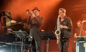 Trębacz i saksofonista na scenie, tworząc niepowtarzalny klimat jazzu w Polsce.