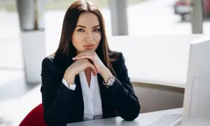 Elegancka kobieta w czarnej marynarce i białej koszuli, idealny strój, by wiedzieć, co ubrać na rozmowę kwalifikacyjną.