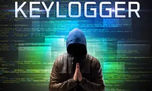 Haker w kapturze na tle kodu, symbolizuje zagrożenie. **Keylogger co to**? To program szpiegujący, który rejestruje każde naciśnięcie klawisza.