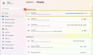 Ustawienia systemu Windows 11: jak zmienić jasność ekranu. Suwak pozwala dostosować jasność wbudowanego wyświetlacza.