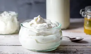 Cremiger Skyr oder Joghurt in einem Glas, bereit zum Genuss.