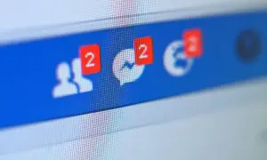 Ikony powiadomień na niebieskim pasku. Czy wiesz, jak odzyskać Messengera bez FB?