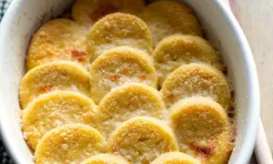 Gnocchi alla Romana dorati e gratinati, un classico di Benedetta Rossi, pronti per essere gustati.