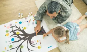 Un militaire et sa fille créent un arbre généalogique. Le prénom Benjamin, signification de force et de bravoure, est parfait pour ce projet familial.