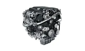 En modern euro 6 dieselmotor med synliga remmar, generator och insugsrör.