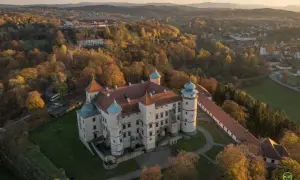 Zamek w jesiennej scenerii, otoczony złotymi liśćmi. Idealne miejsce na jesienny thanksgiving.