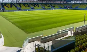 Nowy stadion GKS Katowice, z zieloną murawą i żółto-czarnymi trybunami, czeka na kibiców. Lokalizacja obiektu to ul. Bukowa 1.