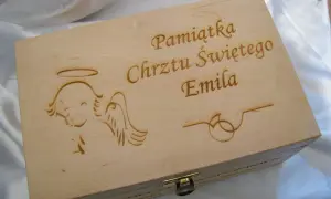 Drewniane pudełko z grawerem na Chrzest Świętego Emila. Uroczy aniołek i napis tworzą pamiątkę na lata.