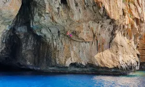 Wspinaczka nad turkusową wodą Sardynii. Idealne miejsce, by odkryć, jakie trasy na Sardynii są dostępne dla amatorów wspinaczki.